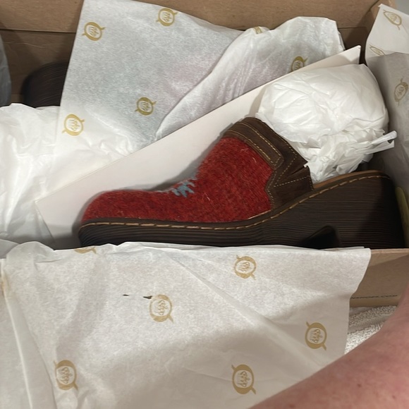 BORN foe SUNDANCE NIB CARMEN HEALED CLOG IN RED/BROWN BLANKET PRINT WOOL - Picture 3 of 4